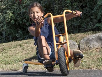 TopTrike Drift Rider mit Mädchen beim Fahren auf dem Spielplatz